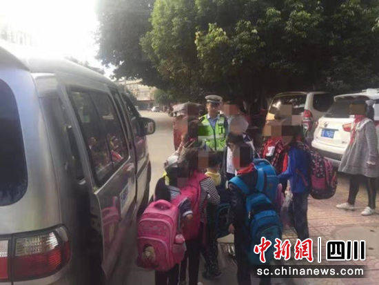 綿陽三臺：面包車變身超員“黑校車” 駕駛員涉嫌危險(xiǎn)駕駛罪