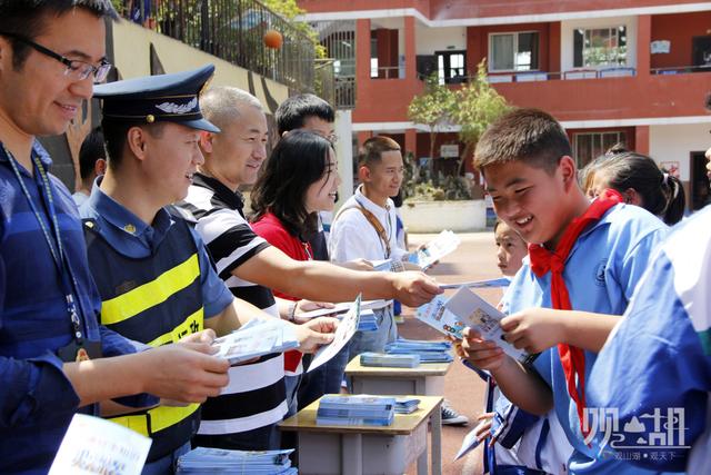 “非法校車”存隱患 聯合整治保安全 “非法校車”存隱患 聯合整治保安全