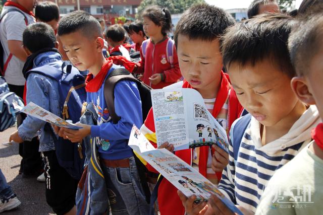 “非法校車”存隱患 聯合整治保安全 “非法校車”存隱患 聯合整治保安全