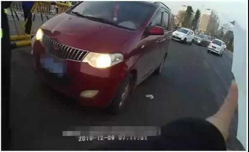 面包車充當(dāng)校車超員運(yùn)送學(xué)生，必須重罰！