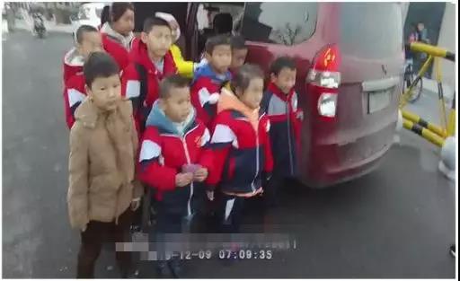 面包車充當(dāng)校車超員運(yùn)送學(xué)生，必須重罰！