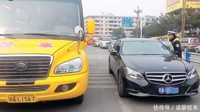 交警提醒：對著校車鳴喇叭打閃光燈，記6分罰200元！