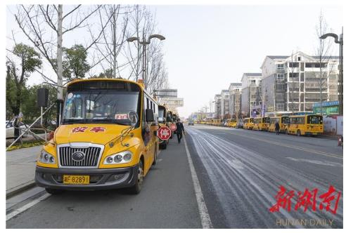 汨羅：校車集中防疫消毒 整裝待發(fā)“護航”上學路