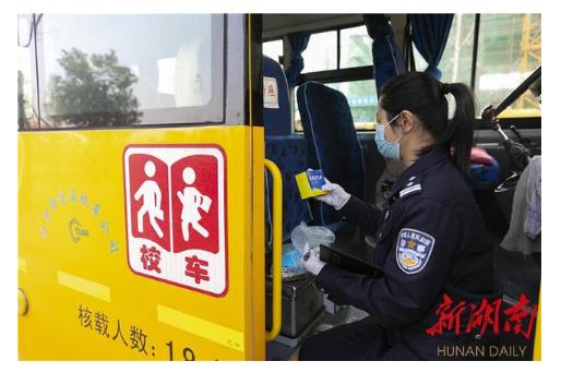 汨羅：校車集中防疫消毒 整裝待發(fā)“護航”上學路