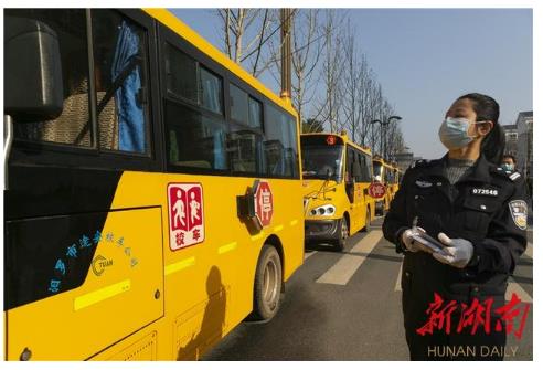 汨羅：校車集中防疫消毒 整裝待發(fā)“護航”上學路