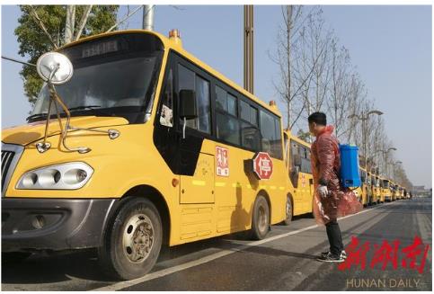汨羅：校車集中防疫消毒 整裝待發(fā)“護航”上學路