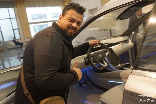 中東最大校車訂單花落誰家？186臺上汽MAXUS V80校車交付阿聯酋