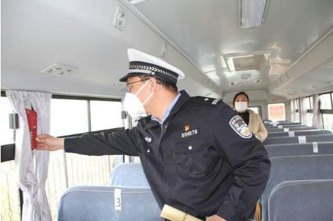 確保學(xué)生坐上“安全車(chē)”和“放心車(chē)” 高密市校車(chē)安全管理大練兵