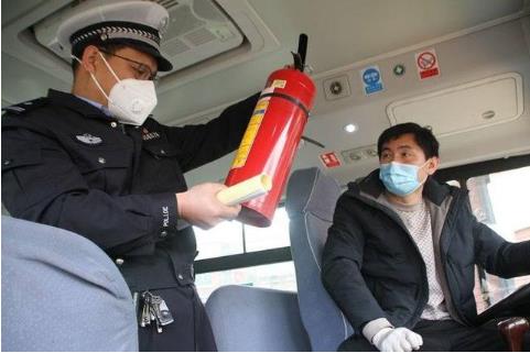 確保學(xué)生坐上“安全車(chē)”和“放心車(chē)” 高密市校車(chē)安全管理大練兵