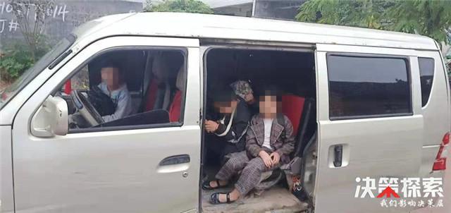 鄧州:桑莊派出所查獲一輛運送幼兒的超載黑校車 鄧州:桑莊派出所查獲一輛運送幼兒的超載黑校車